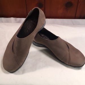 Women’s Mephisto casual shoe. Taupe. Size 6.